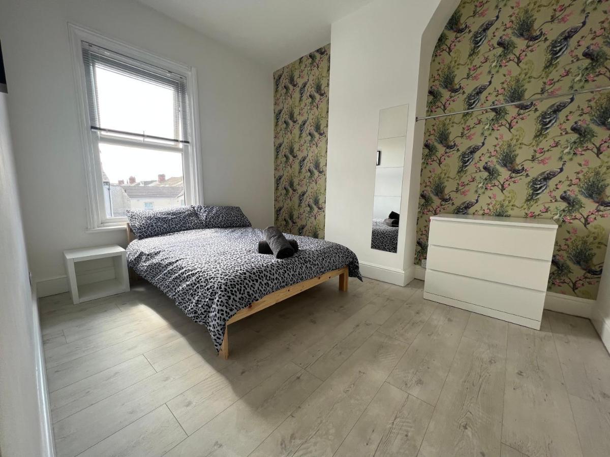Safari Apartment, Free Parking, 10Min Walk To Blackpool Tower, Sleeps 12 Екстер'єр фото